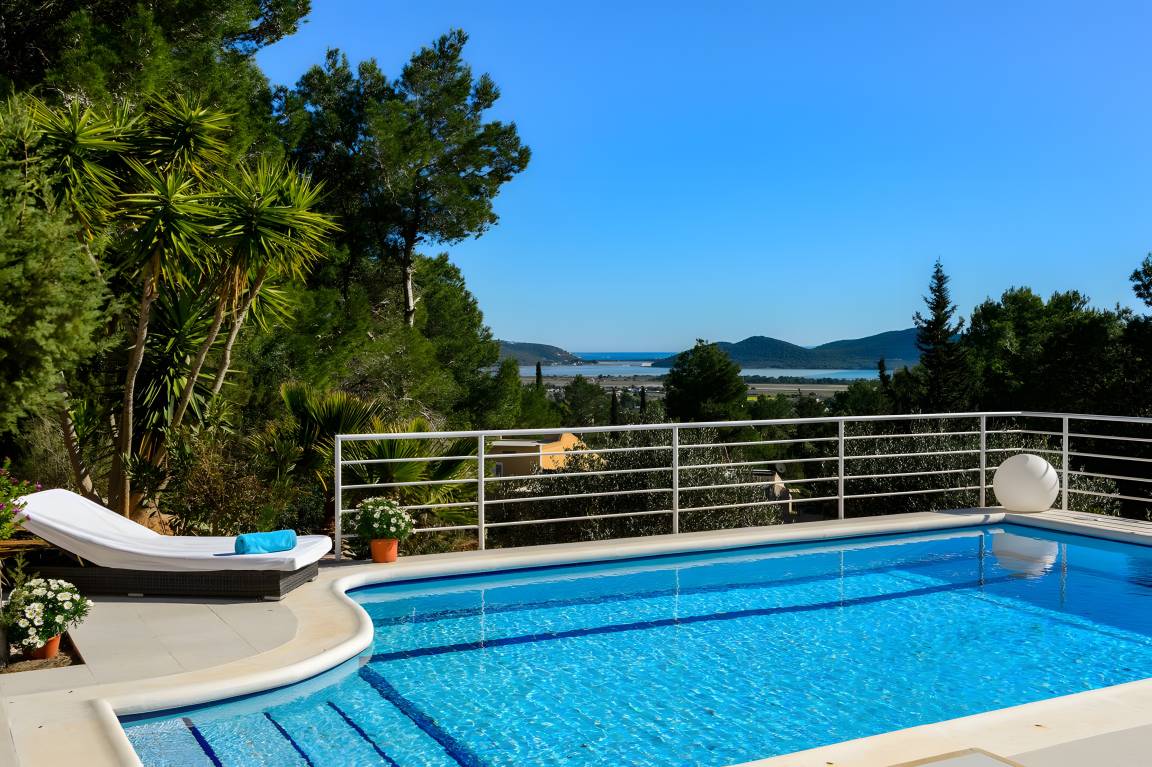 240 M² Villa ∙ 3 Bedrooms ∙ 6 Guests - Ibiza Airport (IBZ)