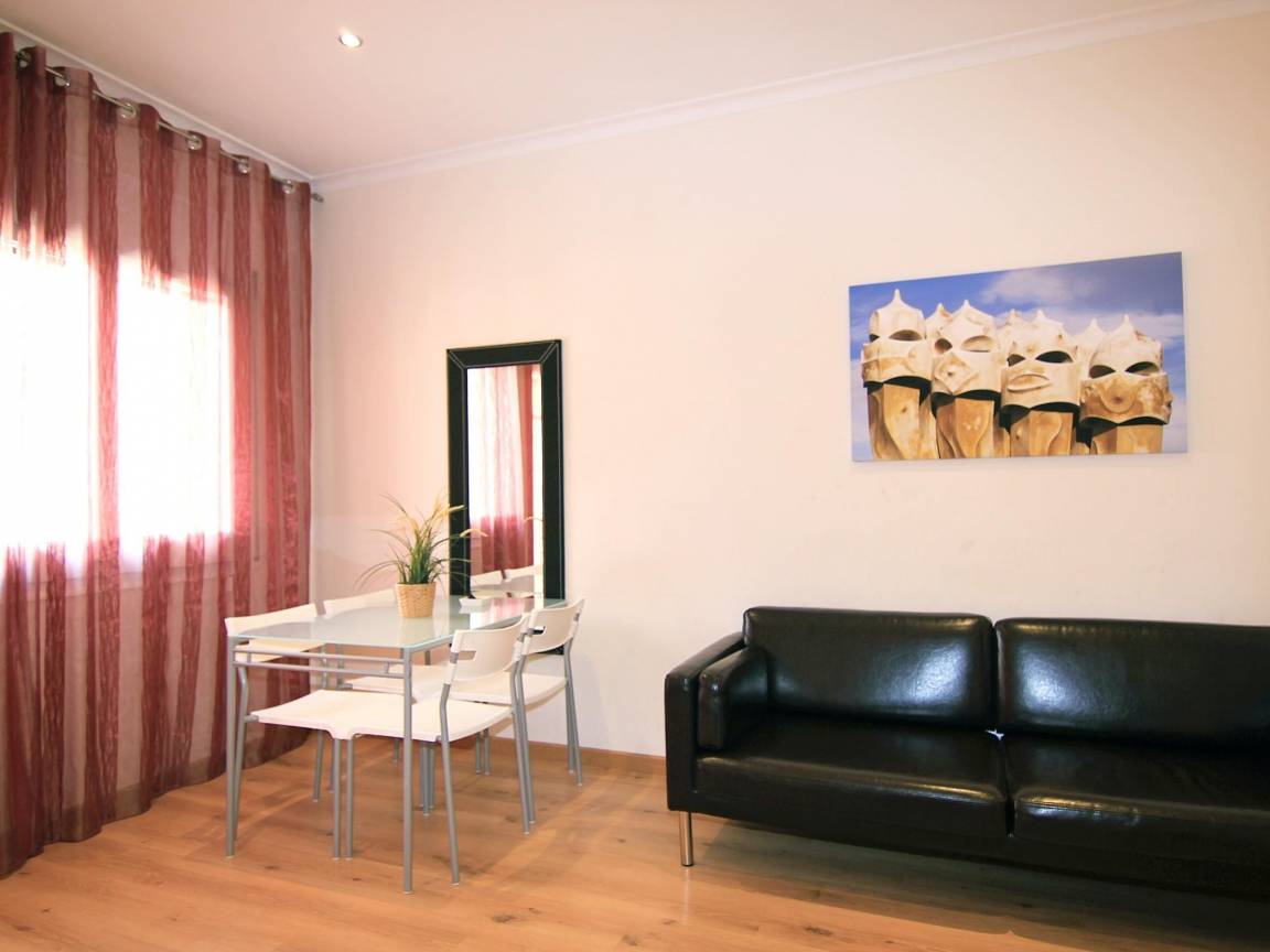 65 M² Huoneisto ∙ 3 Makuuhuonetta ∙ 4 Vierasta - Barcelona