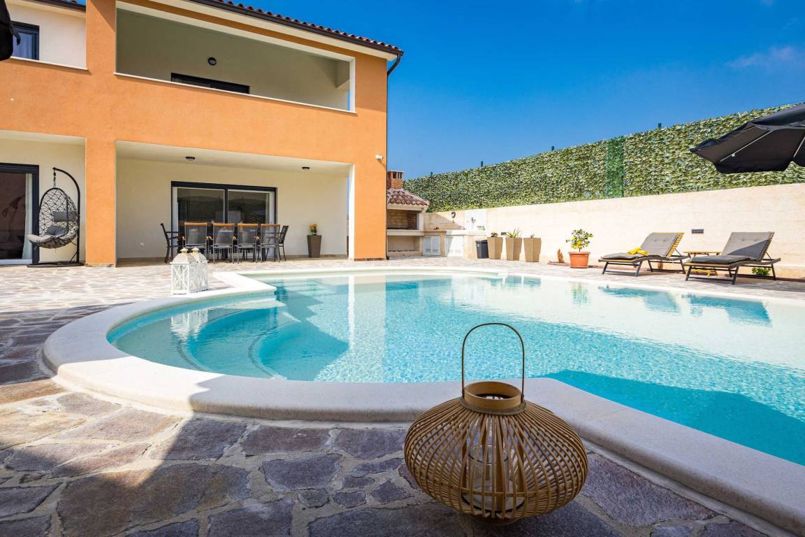 195 M² Villa ∙ 4 Bedrooms ∙ 8 Guests - Pula
