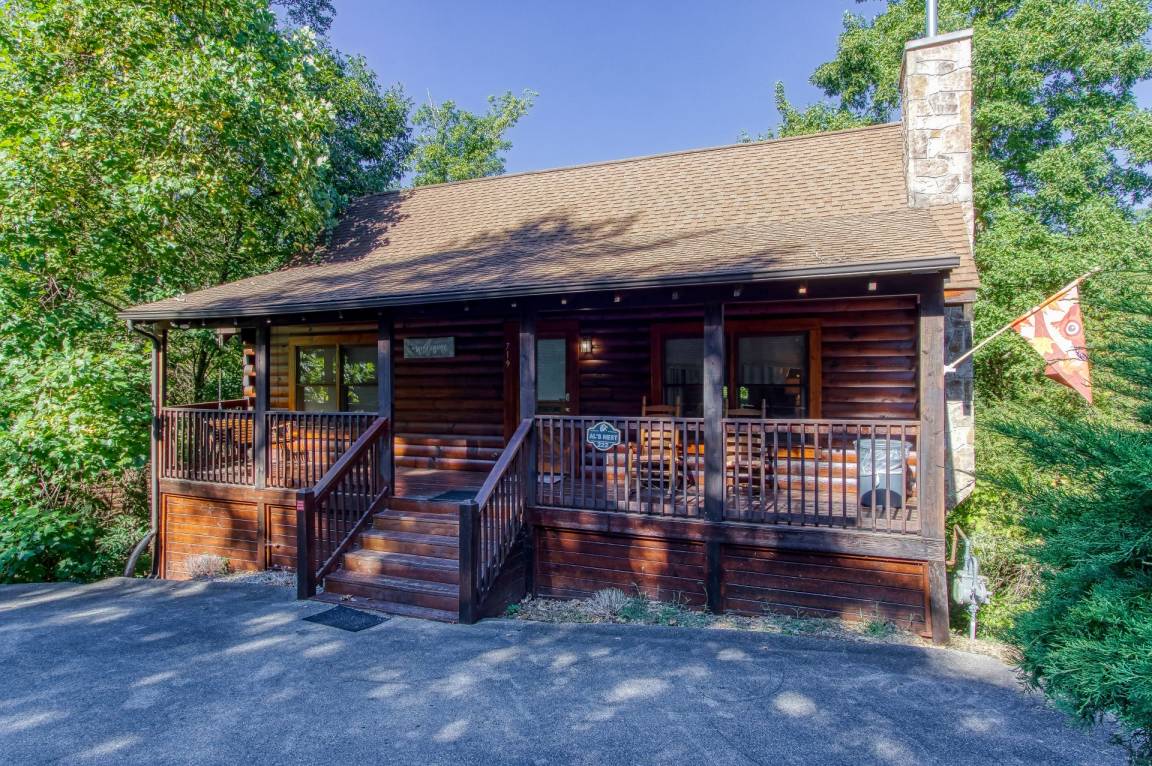 Cabin ∙ 2 Bedrooms ∙ 8 Guests - Pigeon Forge, TN