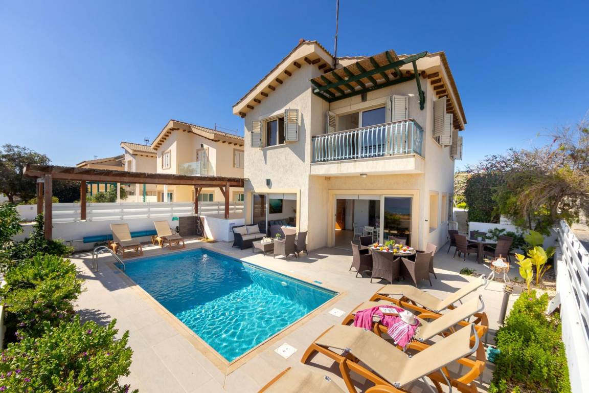 150 M² Villa ∙ 4 Bedrooms ∙ 9 Guests - Protaras