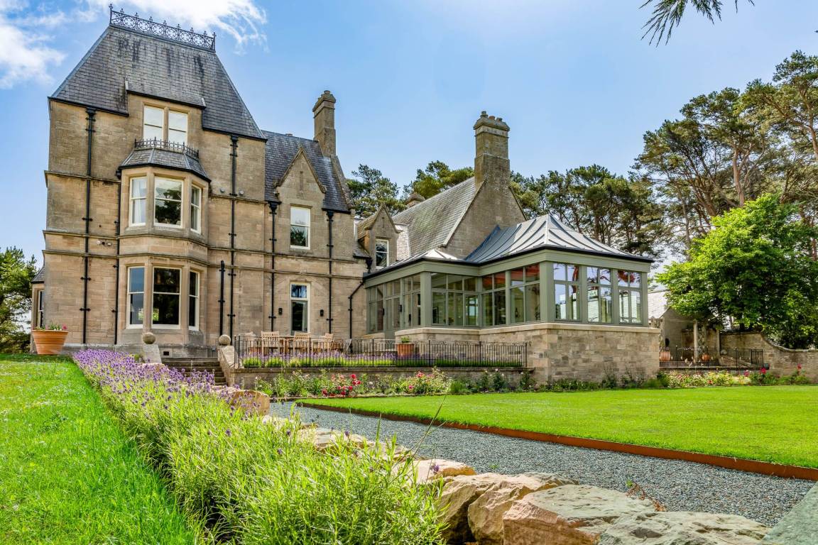 Villa ∙ 9 Bedrooms ∙ 18 Guests - Nairn