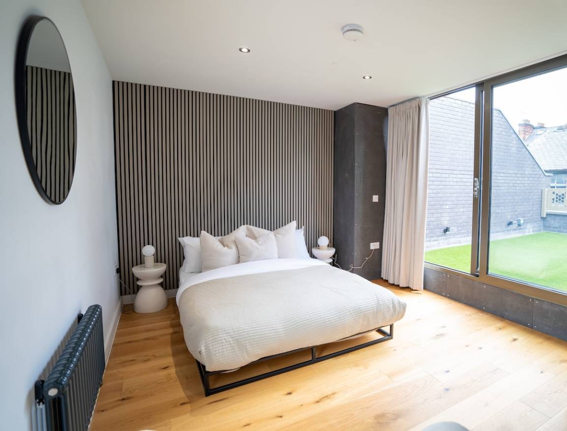 144 M² House ∙ 4 Bedrooms ∙ 10 Guests - Salford