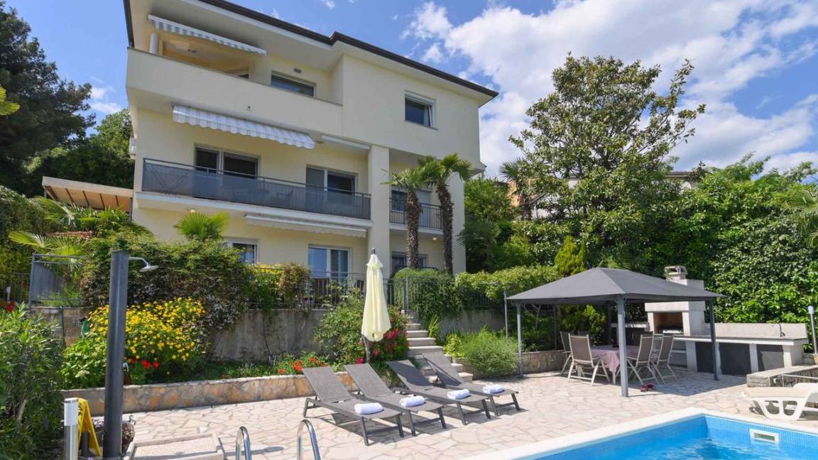 90 M² Apartment ∙ 2 Bedrooms ∙ 4 Guests - Opatija