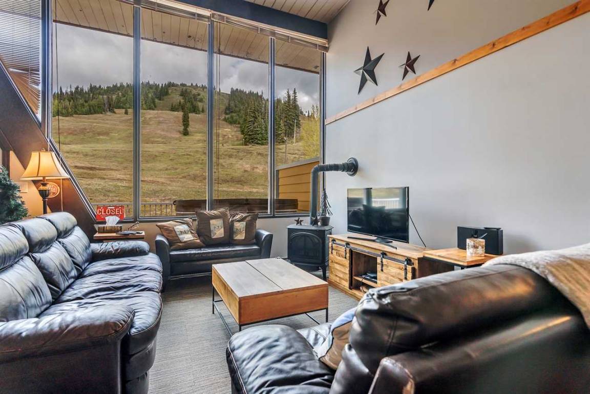 Hotel ∙ 2 Bedrooms ∙ 10 Guests - British Columbia