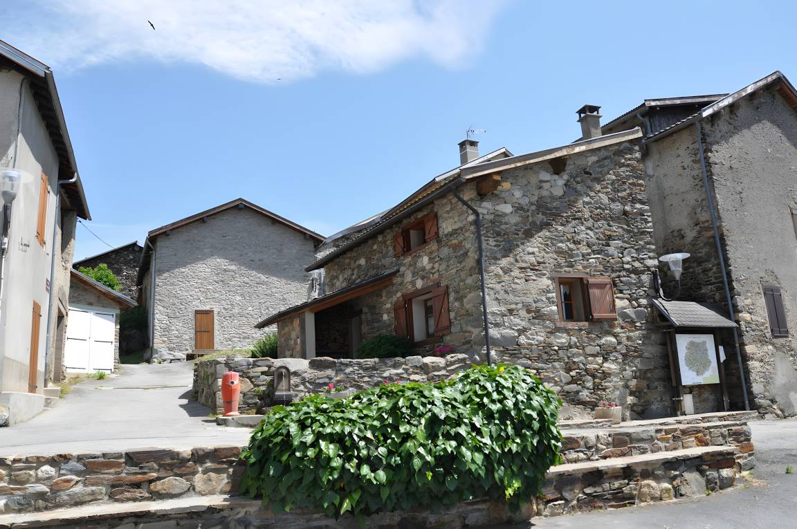 90 M² Casa Rural ∙ 3 Habitaciones ∙ 6 Huéspedes - Pirineos