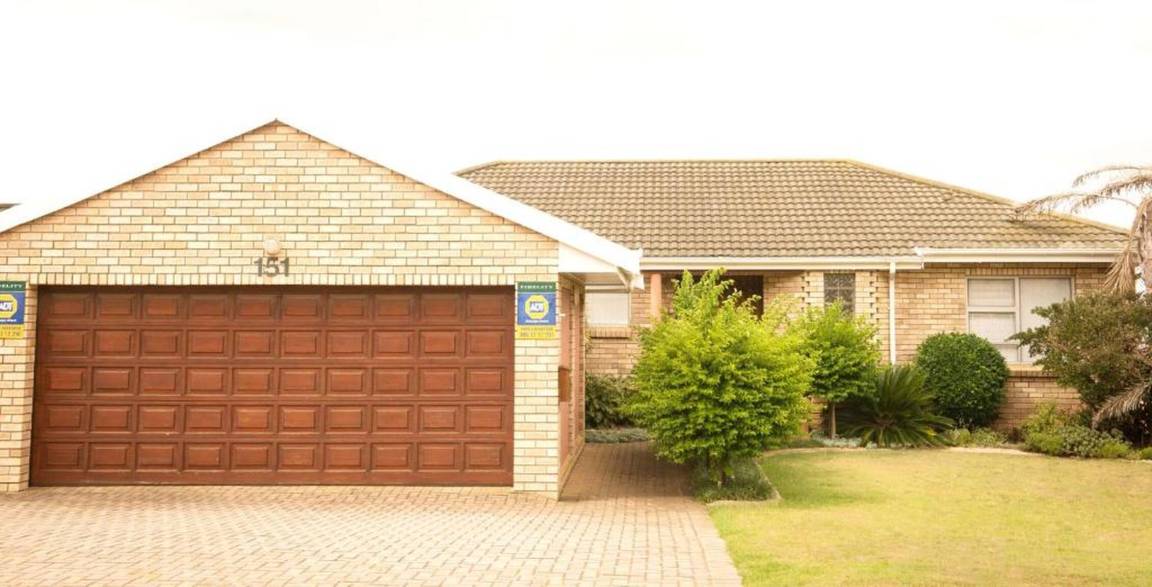 180 M² Apartment ∙ 4 Bedrooms ∙ 8 Guests - Jeffreys Bay