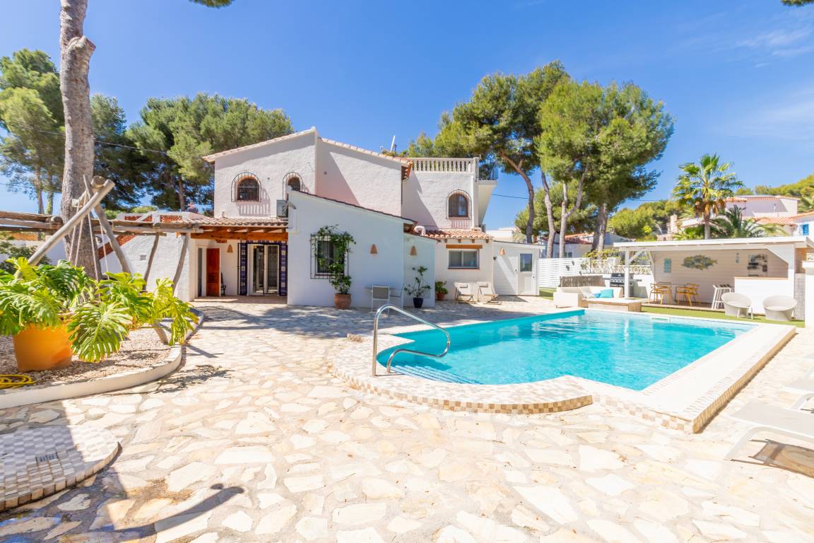 250 M² Villa ∙ 6 Bedrooms ∙ 16 Guests - Moraira