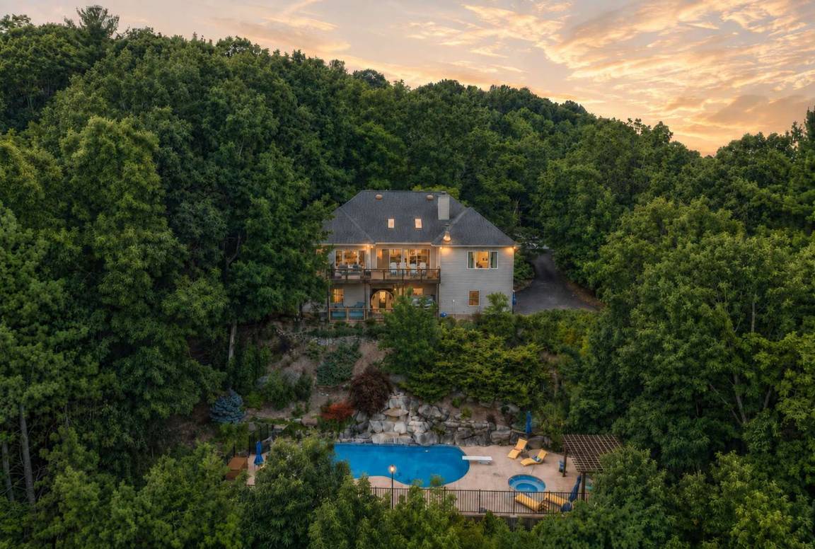 Apartment ∙ 6 Bedrooms ∙ 22 Guests - Black Mountain, NC
