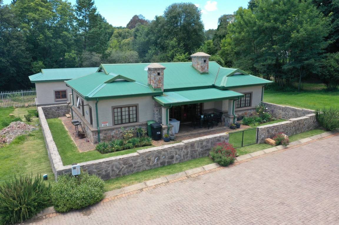 200 M² House ∙ 2 Bedrooms ∙ 4 Guests - Dullstroom