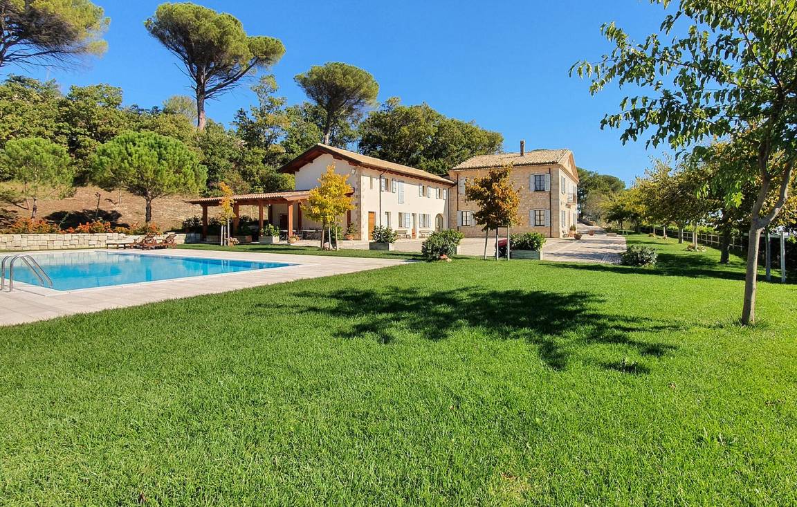 500 M² House ∙ 10 Bedrooms ∙ 25 Guests - Molise