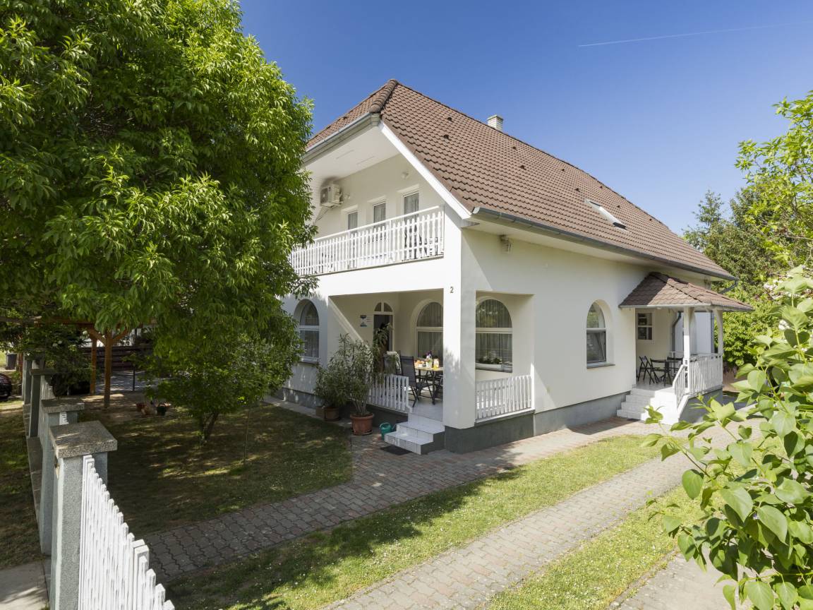 160 M² Ferienhaus ∙ 7 Schlafzimmer ∙ 14 Gäste - Balatonszárszó
