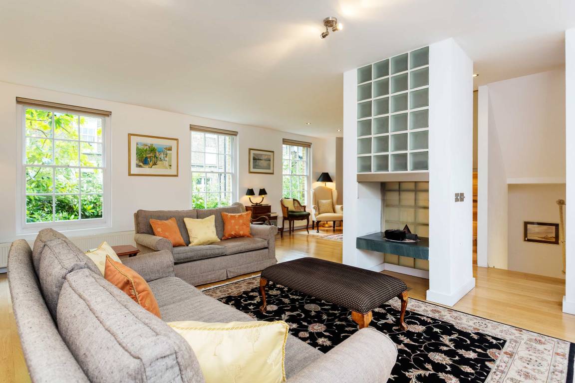 168 M² House ∙ 2 Bedrooms ∙ 4 Guests - London
