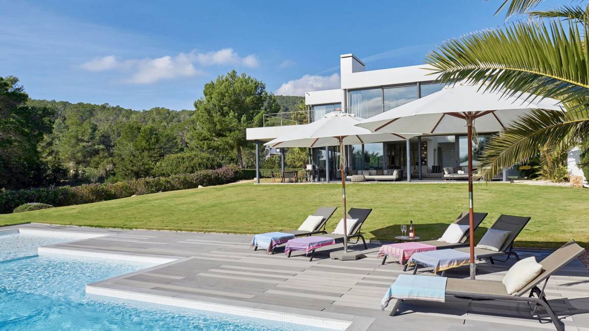 378 M² Villa ∙ 4 Bedrooms ∙ 8 Guests - Ibiza Airport (IBZ)