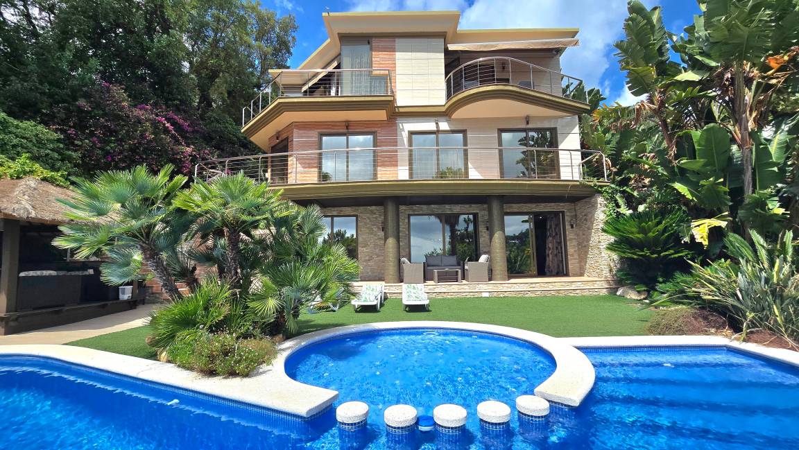 340 M² Ferienhaus ∙ 4 Schlafzimmer ∙ 8 Gäste - Blanes