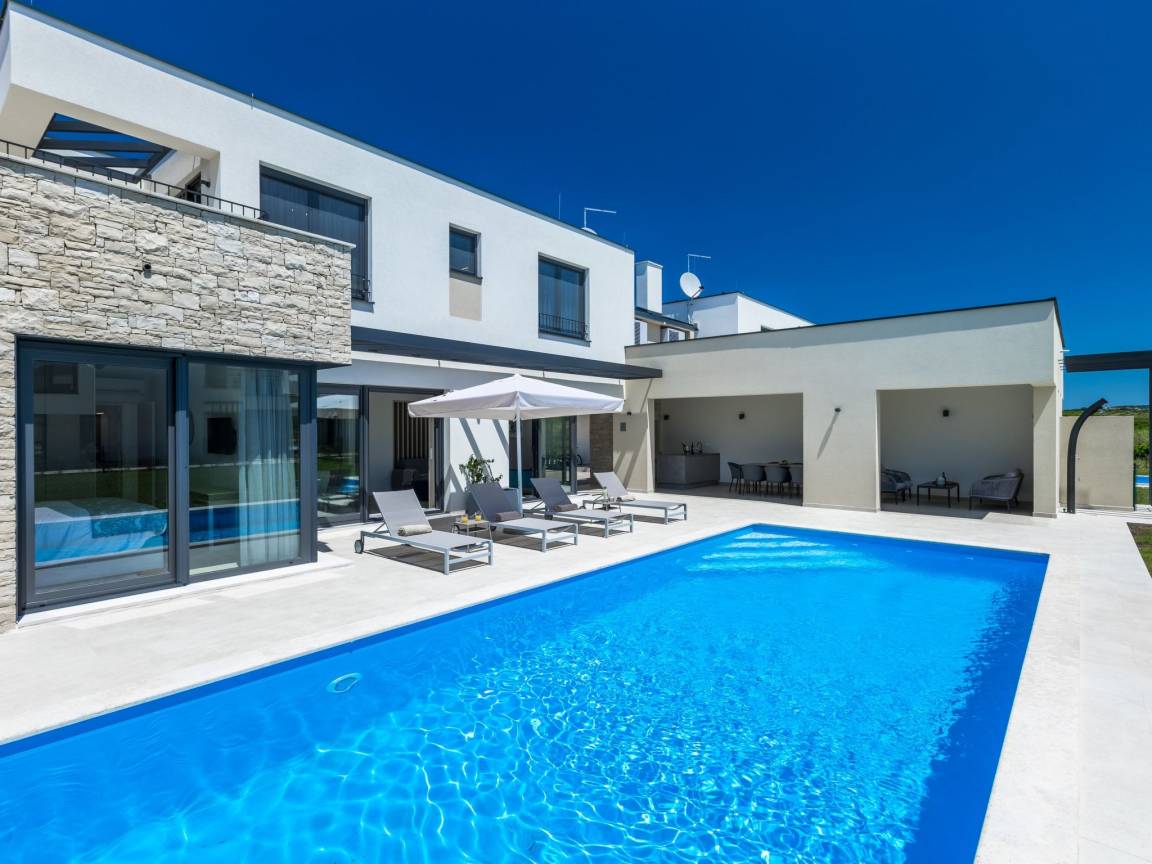 230 M² House ∙ 4 Bedrooms ∙ 10 Guests - Novigrad