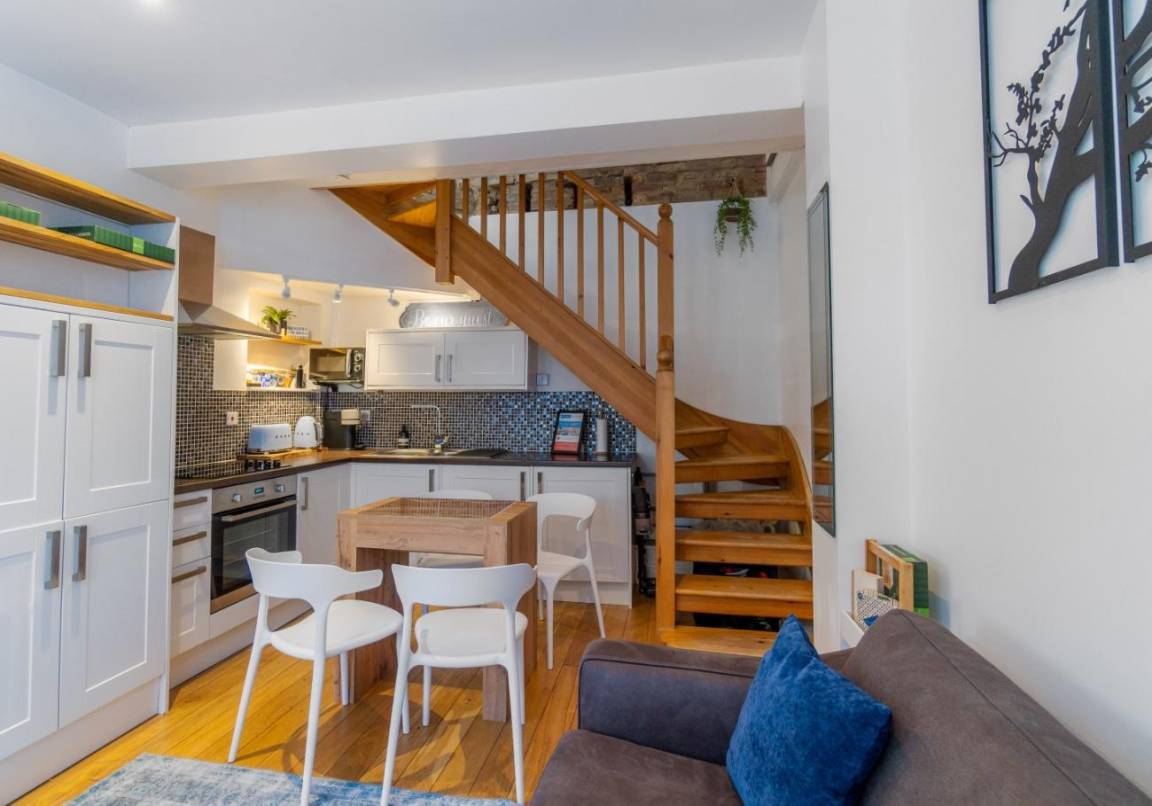 30 M² House ∙ 1 Bedroom ∙ 4 Guests - Horsham, UK