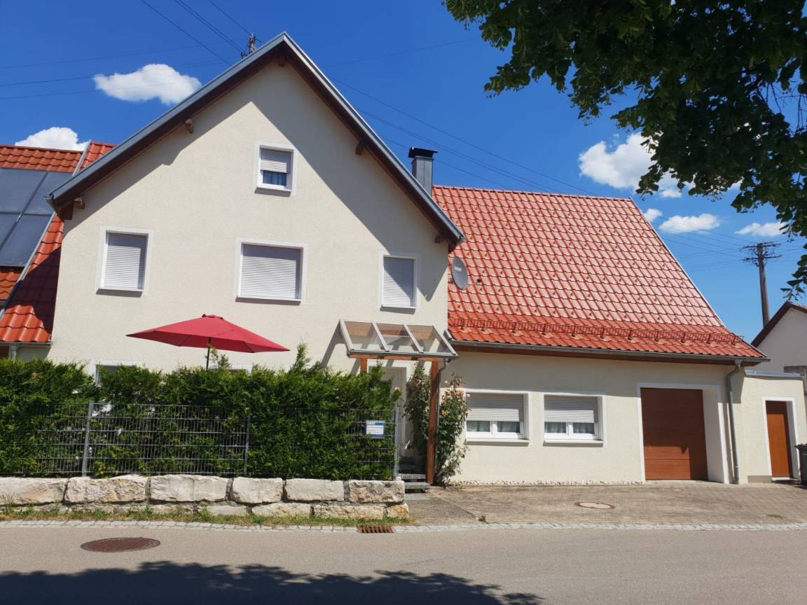 100 M² Ferienhaus ∙ 2 Schlafzimmer ∙ 4 Gäste - Laichingen