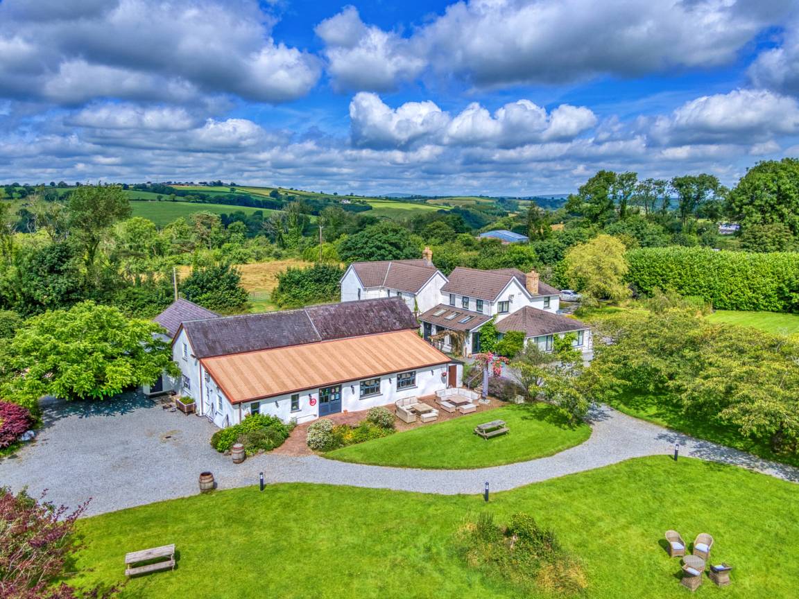 230 M² House ∙ 8 Bedrooms ∙ 18 Guests - Laugharne