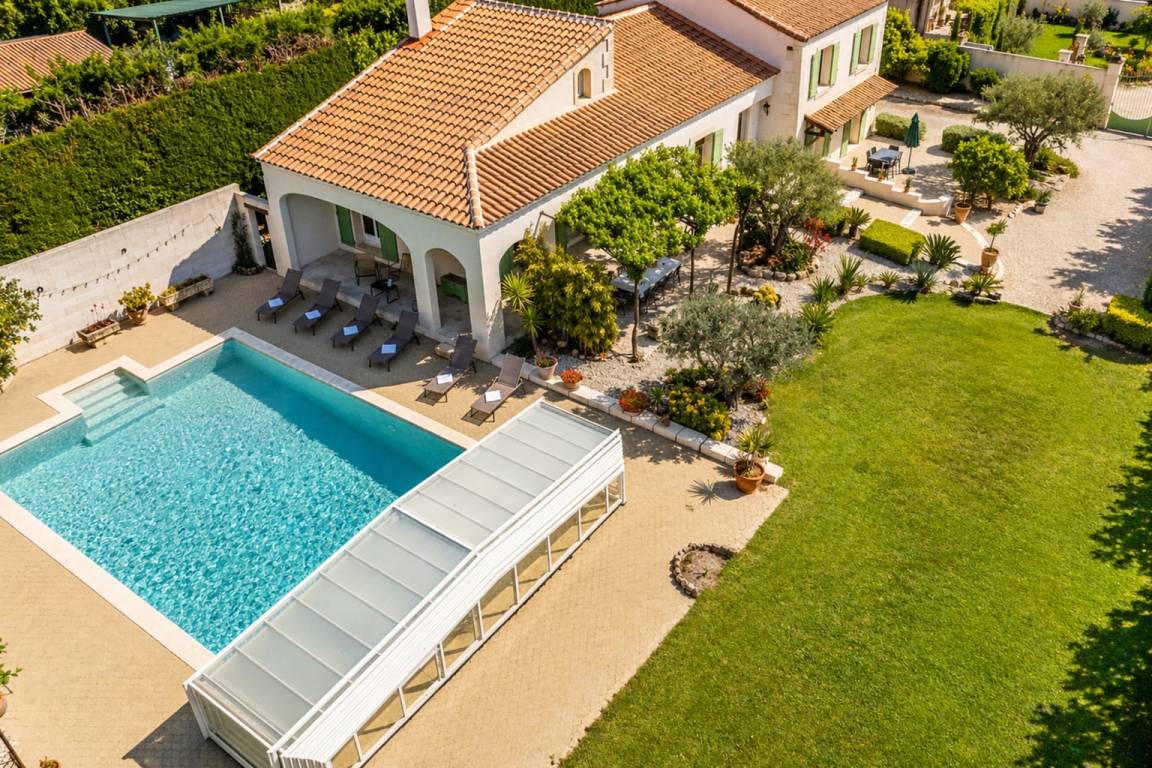 250 M² Villa ∙ 6 Chambres ∙ 12 Personnes - Arles