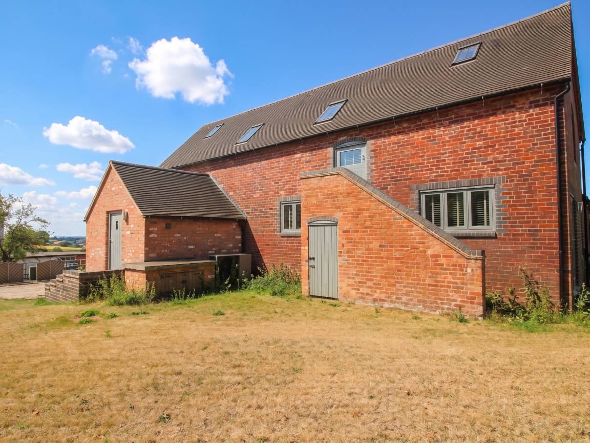Cottage ∙ 4 Bedrooms ∙ 8 Guests - Bromsgrove