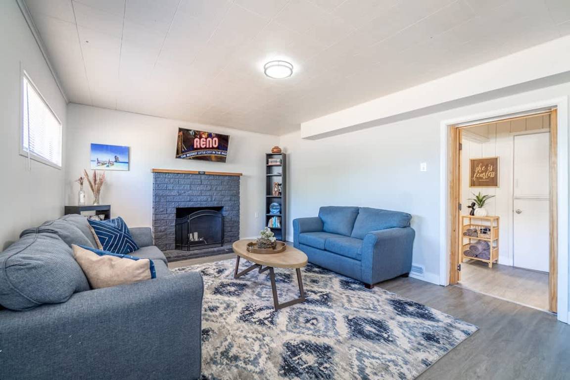 Apartment ∙ 4 Bedrooms ∙ 10 Guests - Reno, NV