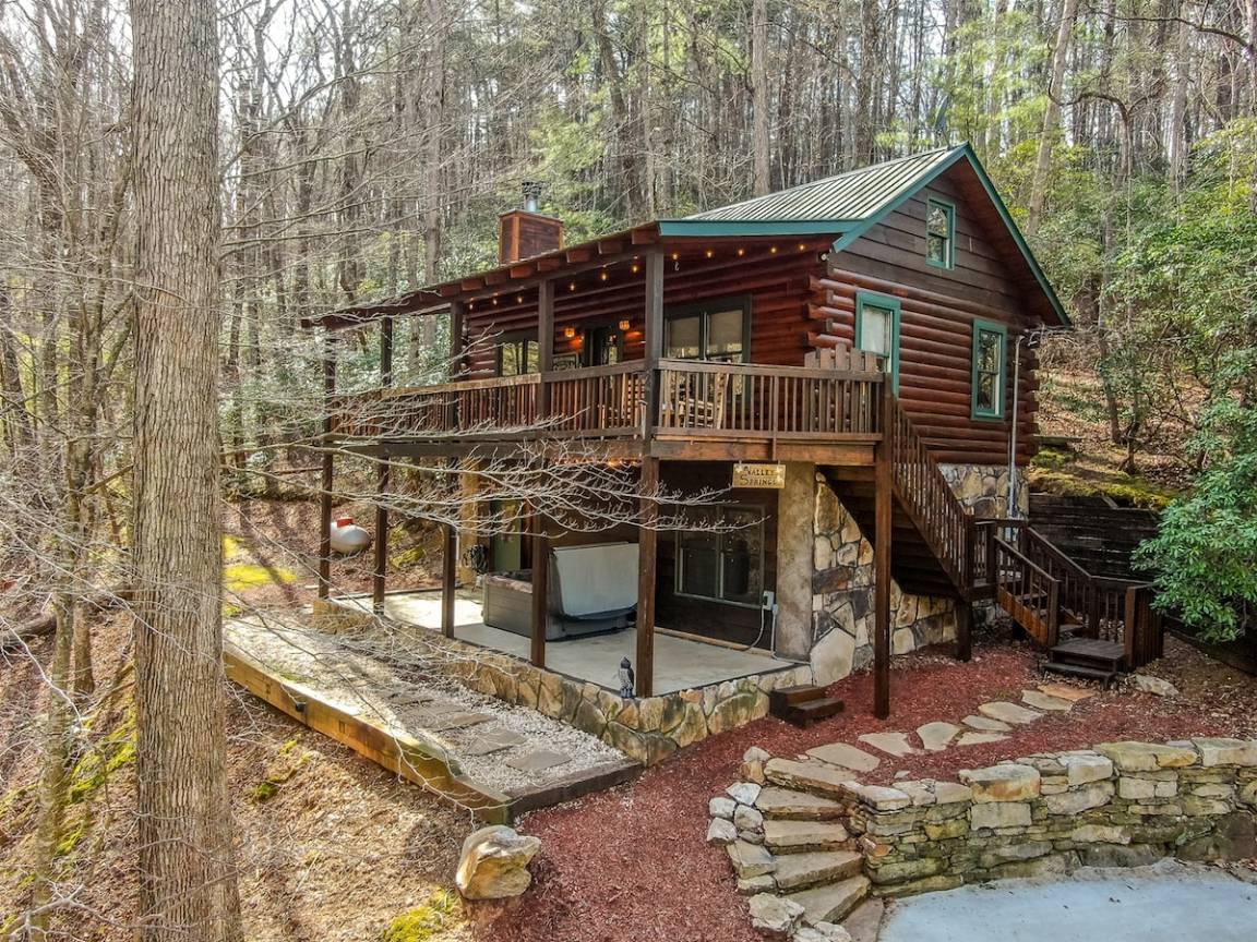 Cabin ∙ 2 Bedrooms ∙ 4 Guests - Ellijay, GA