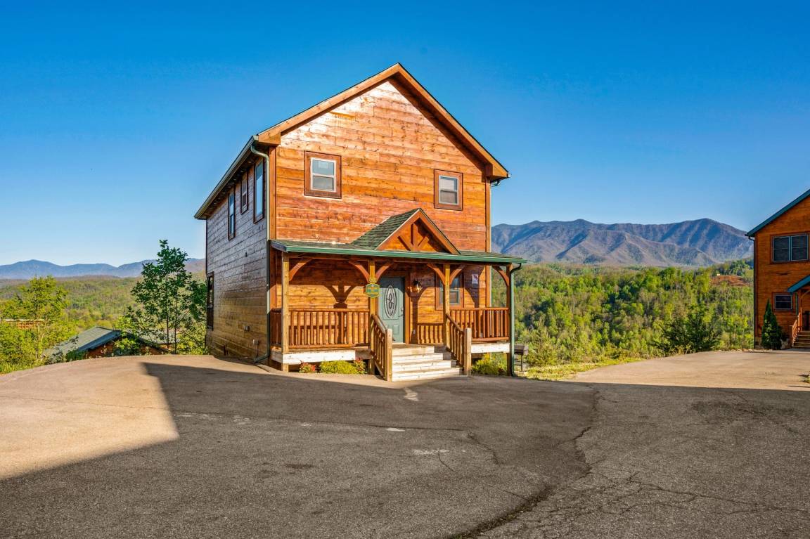 Cabin ∙ 5 Bedrooms ∙ 16 Guests - Gatlinburg, TN