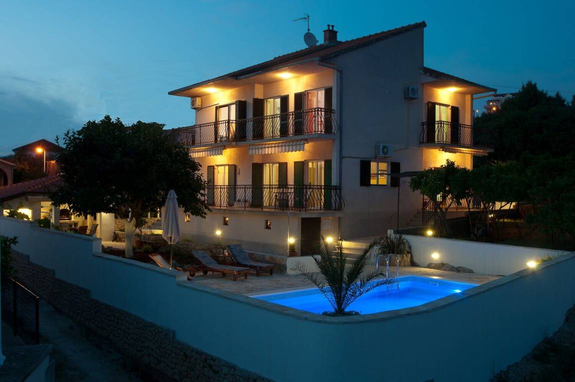 200 M² Maison De Vacances ∙ 4 Chambres ∙ 9 Personnes - Okrug Gornji