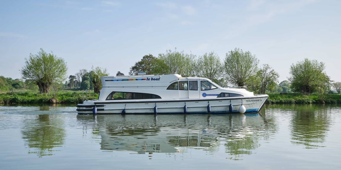 Houseboat ∙ 2 Bedrooms ∙ 6 Guests - Invergarry