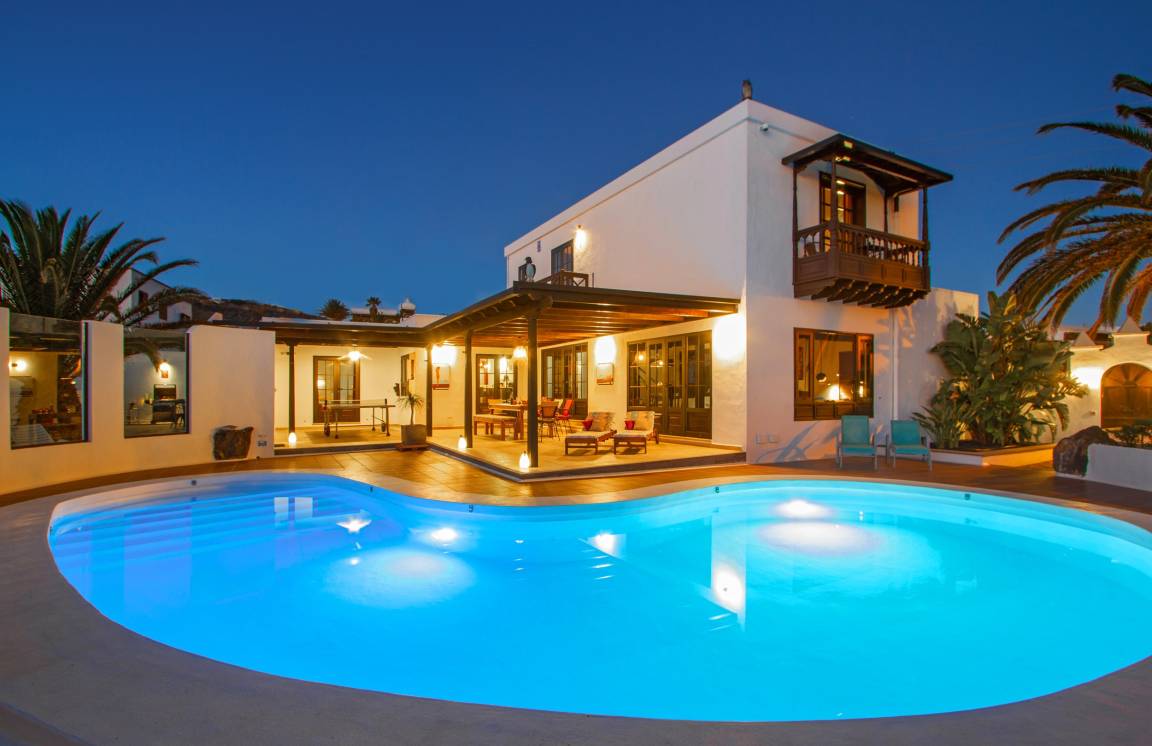 236 M² Villa ∙ 4 Bedrooms ∙ 7 Guests - Puerto del Carmen