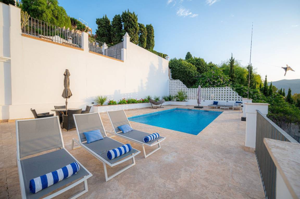 330 M² Villa ∙ 5 Habitaciones ∙ 9 Huéspedes - Almuñécar