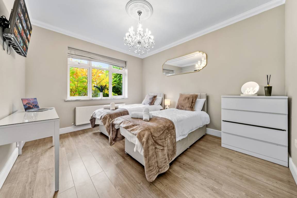 120 M² Huis ∙ 4 Slaapkamers ∙ 10 Gasten - Watford