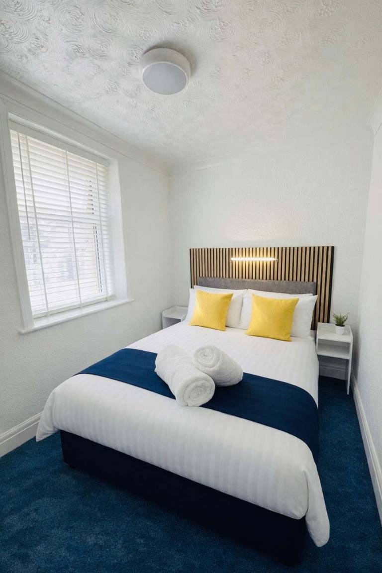 Apartment ∙ 6 Bedrooms ∙ 16 Guests - Blackpool
