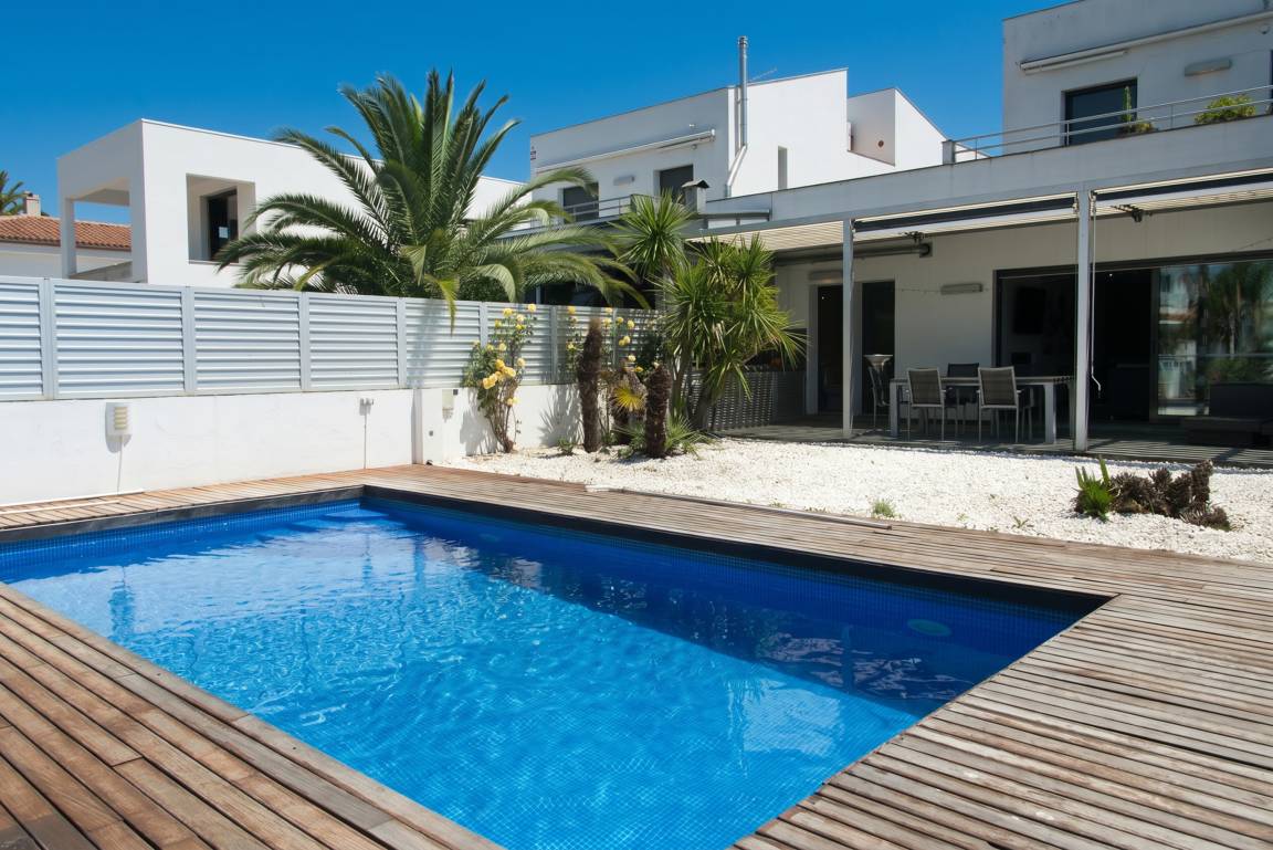 200 M² Villa ∙ 4 Habitaciones ∙ 8 Huéspedes - Empuriabrava