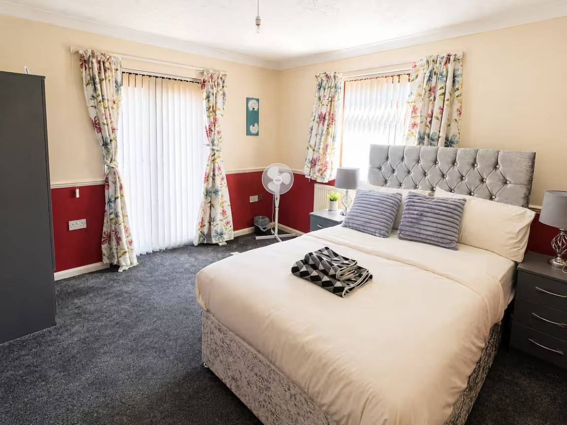 40 M² Talo ∙ 4 Makuuhuonetta ∙ 8 Vierasta - Coventry