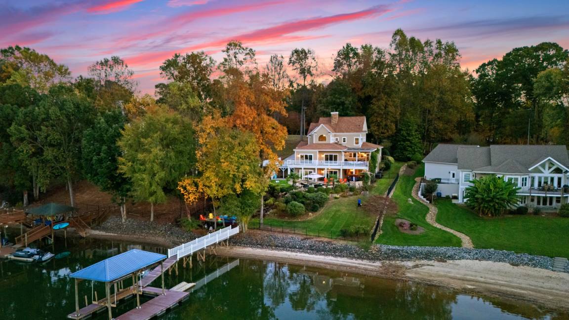 406 M² House ∙ 6 Bedrooms ∙ 12 Guests - Mooresville, NC