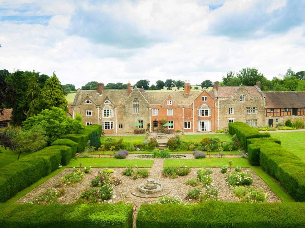 Cottage ∙ 9 Bedrooms ∙ 18 Guests - Cotswolds