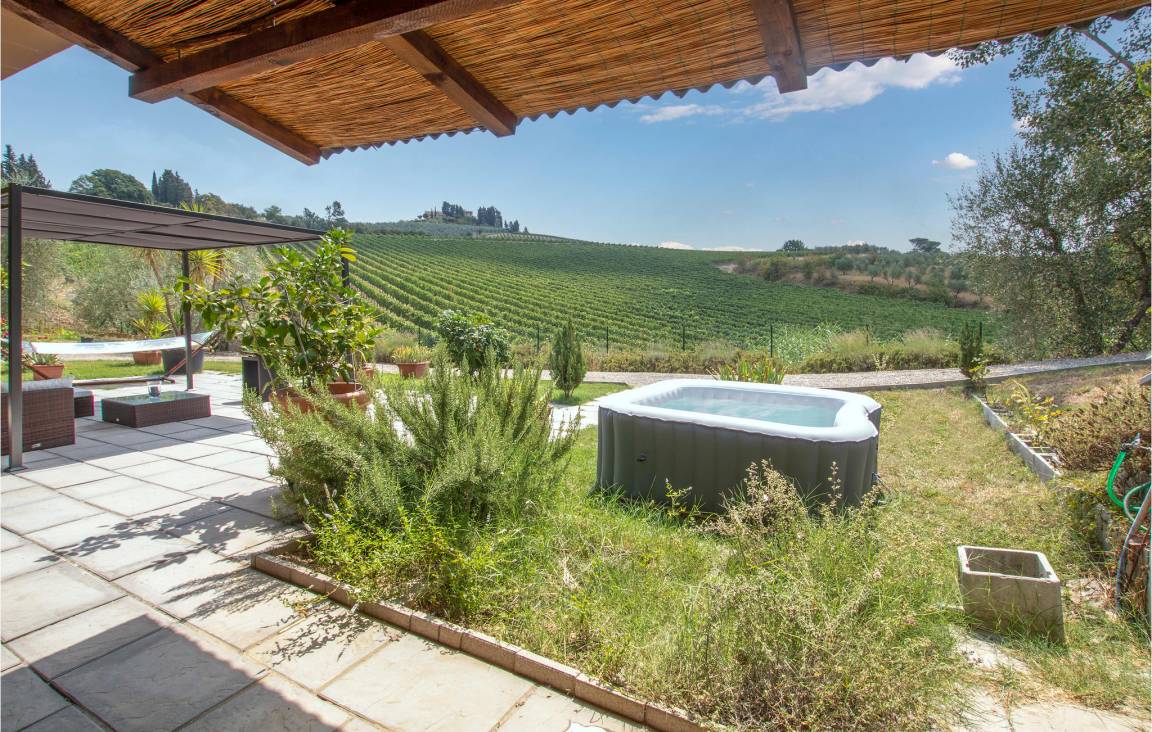 Bella casa con barbecue, giardino e idromassaggio