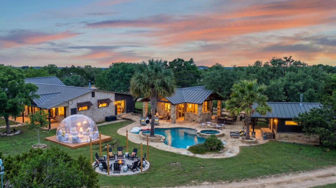 Apartment ∙ 6 Bedrooms ∙ 18 Guests - Driftwood, TX