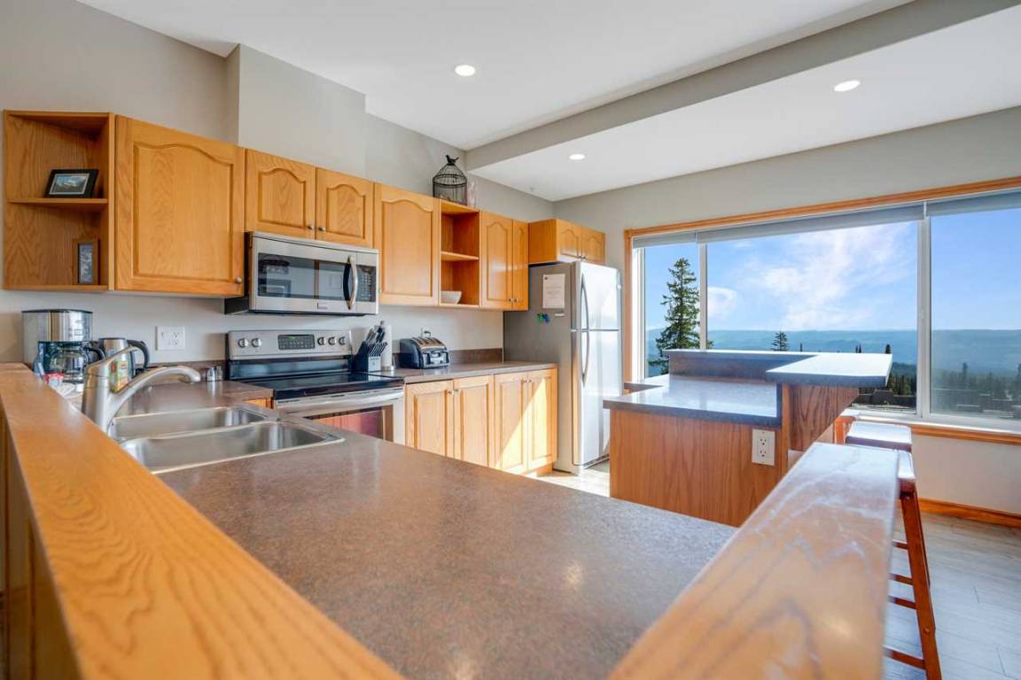 Hotel ∙ 3 Bedrooms ∙ 13 Guests - British Columbia