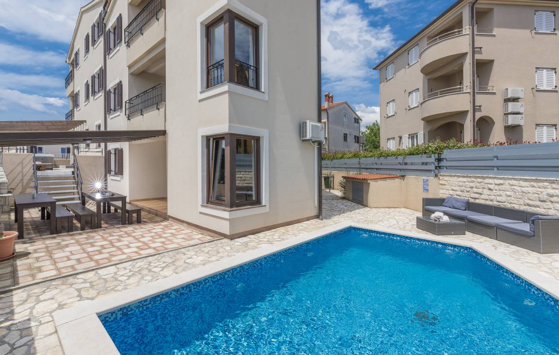 575 M² Villa ∙ 12 Chambres ∙ 26 Personnes - Premantura