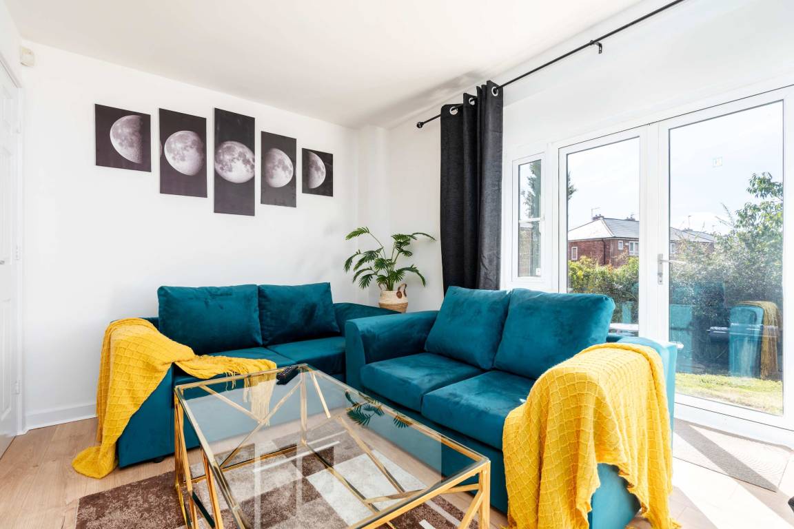 Apartment ∙ 3 Bedrooms ∙ 6 Guests - Chesterfield