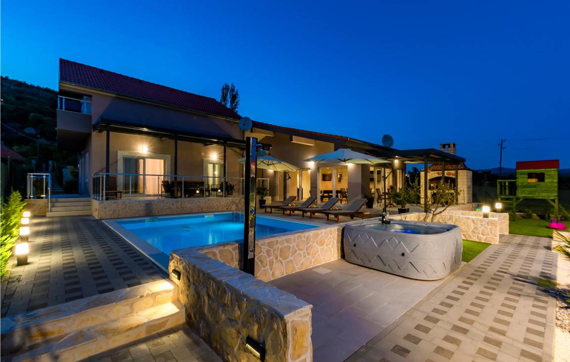 240 M² House ∙ 5 Bedrooms ∙ 10 Guests - Croatia