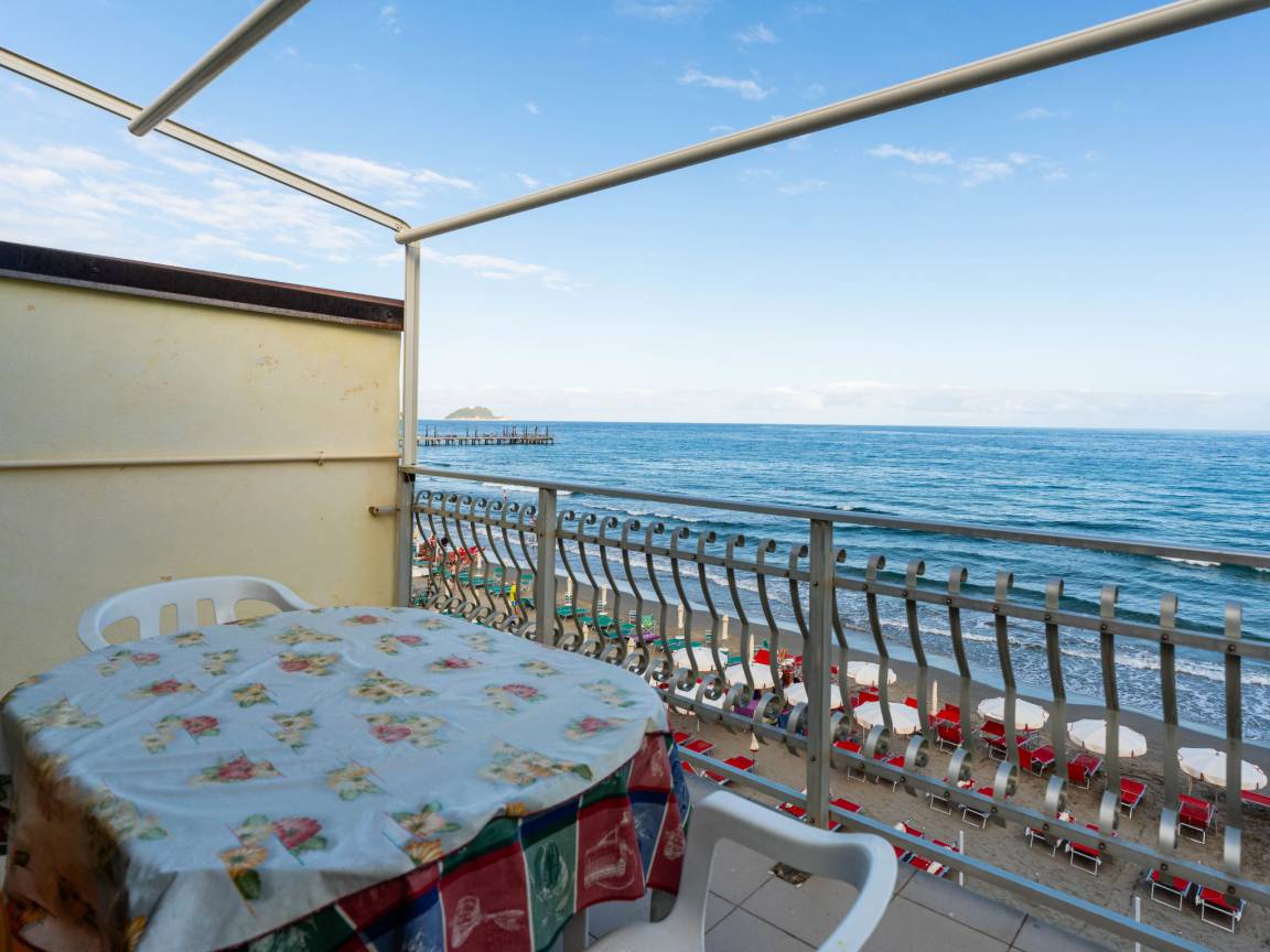 80 M² Apartment ∙ 2 Bedrooms ∙ 5 Guests - Alassio