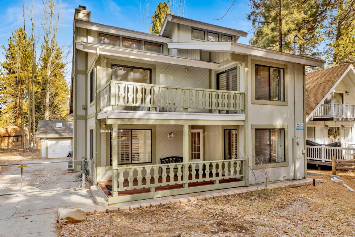221 M² Cabin ∙ 4 Bedrooms ∙ 12 Guests - Big Bear Lake, CA