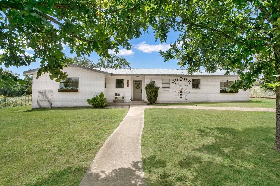 150 M² House ∙ 2 Bedrooms ∙ 6 Guests - Fredericksburg
