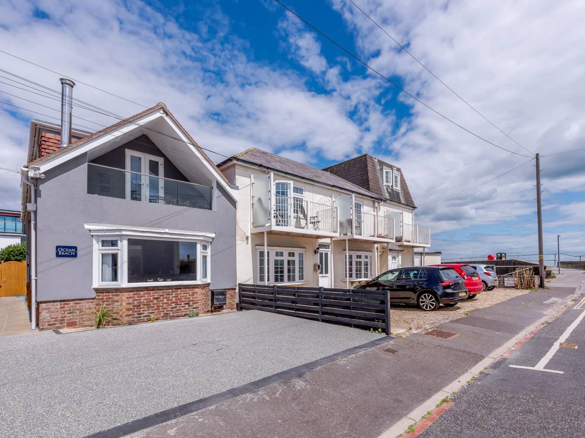 Cottage ∙ 4 Bedrooms ∙ 6 Guests - Bognor Regis