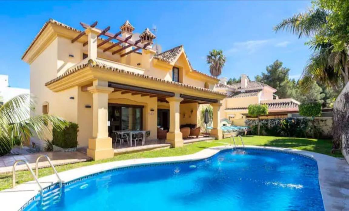 286 M² Villa ∙ 4 Bedrooms ∙ 8 Guests - Marbella