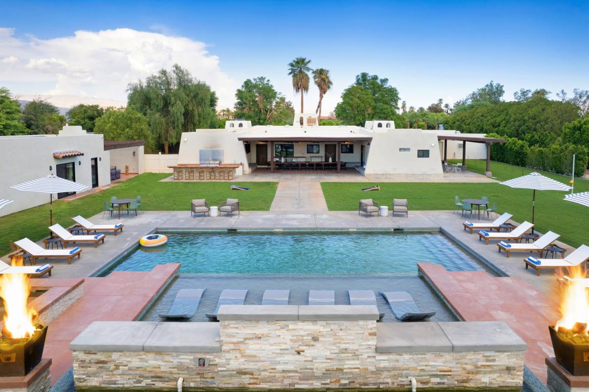 636 M² Villa ∙ 8 Bedrooms ∙ 20 Guests - Palm Desert, CA